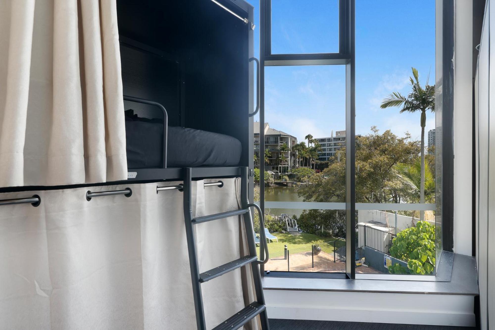 Tequila Sunrise Podstel Hostel Gold Coast Exterior photo