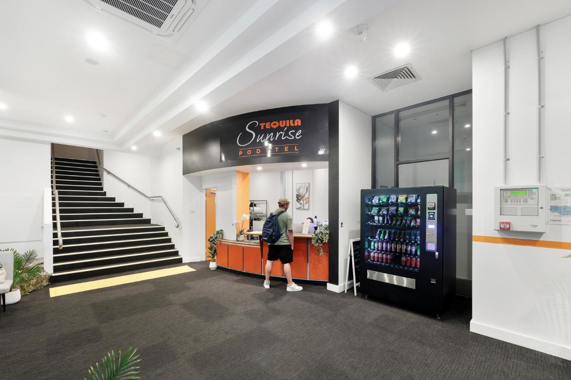 Tequila Sunrise Podstel Hostel Gold Coast Exterior photo